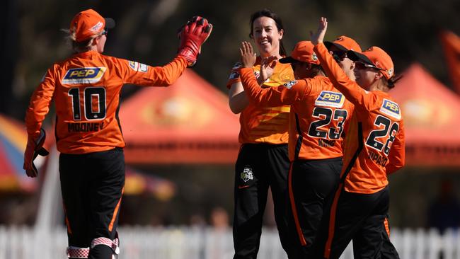 Lisa Griffith of the Scorchers celebrates the wicket of Laura Wolvaardt of the Strikers. Picture: Paul Kane/Getty Images