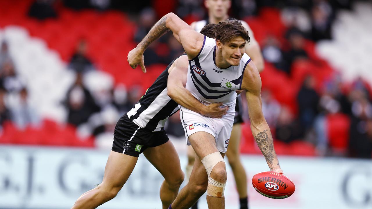 AFL Round 15. Collingwood vs Fremantle at Marvel Stadium, Melbourne. 26/06/2021. Rory Lobb of the Dockers looks to give by hand during the 4th qtr. . Pic: Michael Klein