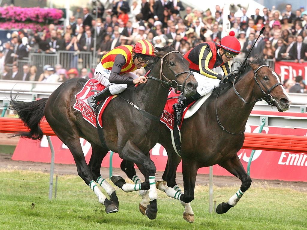 Delta Blues (ridden by Yasunari Iwata, red cap, pompom) holds off Pop Rock (Damien Oliver) to win the 2006 Melbourne Cup.