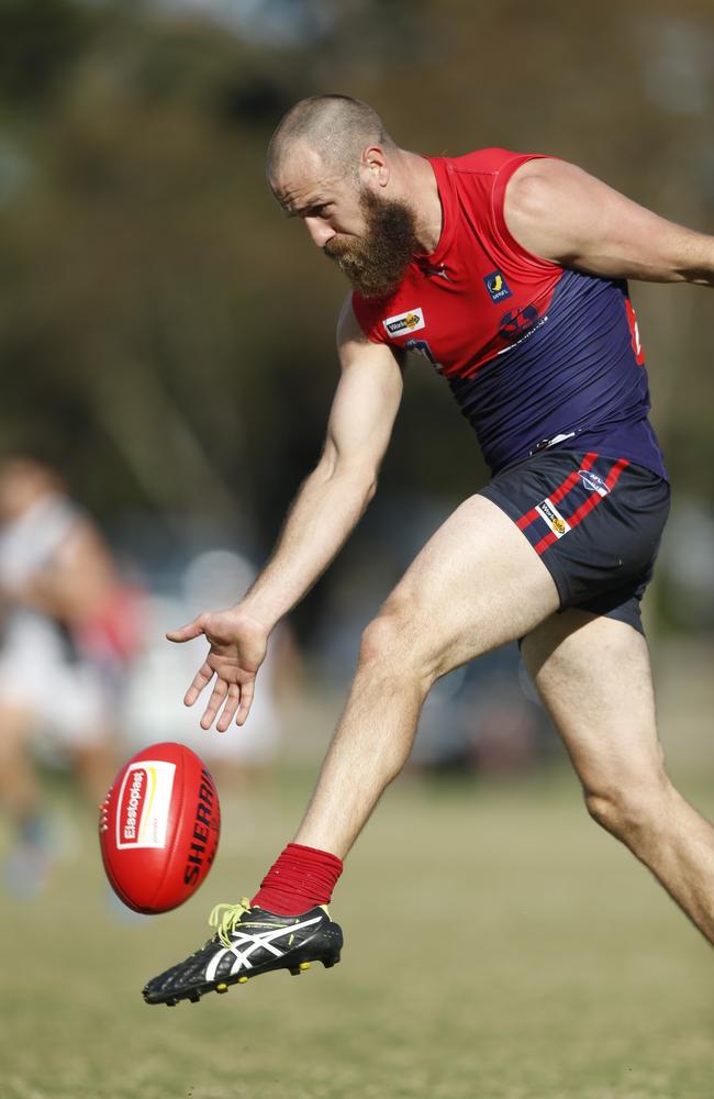 Daniel Gormley sends Mt Eliza forward. Picture: Valeriu Campan