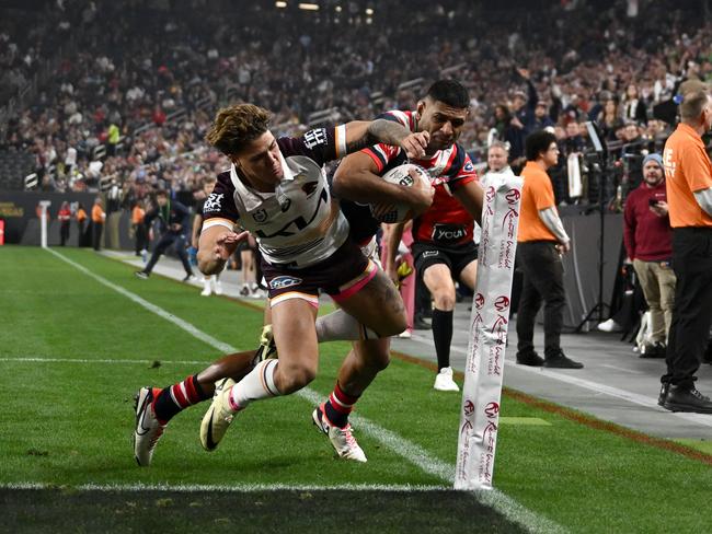 Reece Walsh knocks Daniel Tupou into touch. Picture: NRL Photos