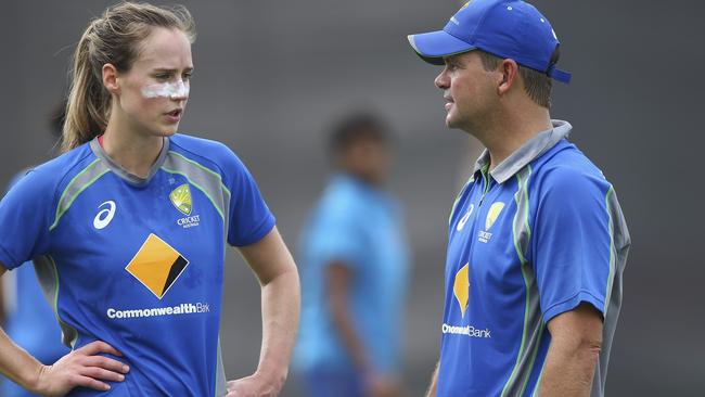 Ellyse Perry of Australia speaks with Australian head coach Matthew Mott. Photo: Getty Images.