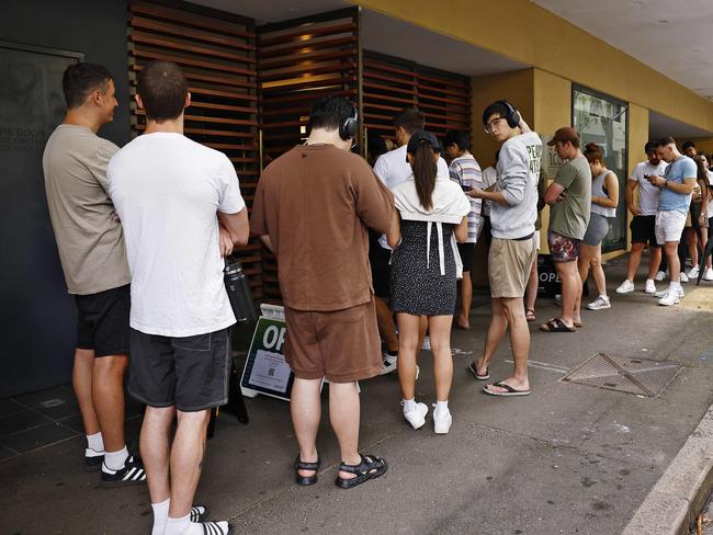 WEEKEND TELEGRAPH - 27.1.24UNTIL MUST NOT PUBLISH  BEFORE CLEARING WITH PIC EDITOR  - Long Iines at a rental inspection in Surry Hills today. Picture: Sam Ruttyn