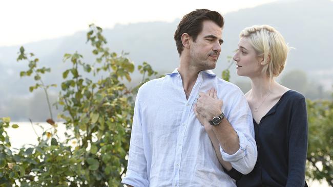 Claes Bang as James Figueras and Elizabeth Debicki as Berenice Hollis in The Burnt Orange Heresy.