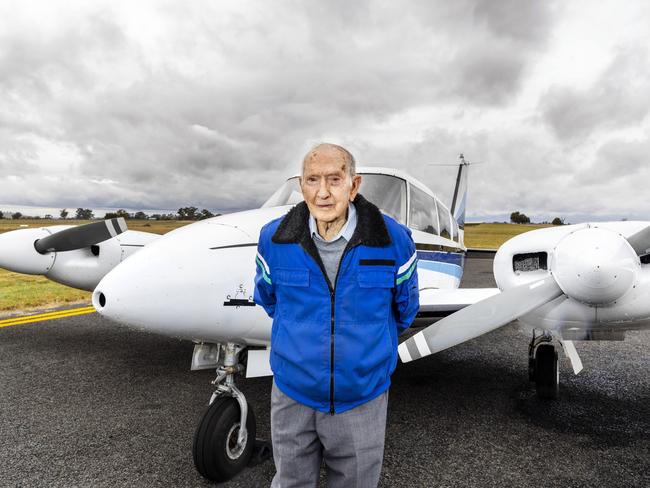 Aviation legend Max Hazelton dies, aged 95