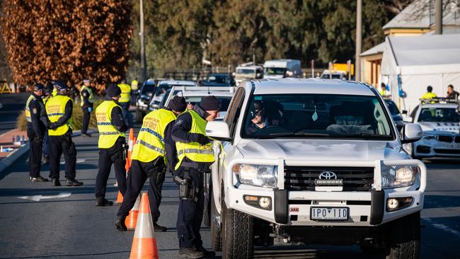 The police checkpoint on the NSW border in Albury. Picture: NCA NewsWire/Simon Dallinger