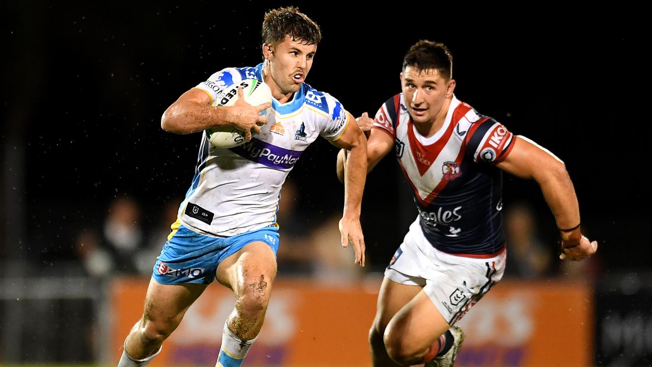 Toby Sexton of the Titans runs with the ball during the round nine NRL match between the Sydney Roosters and the Gold Coast Titans at BB Print Stadium, on May 07, 2022, in Mackay, Australia. (Photo by Albert Perez/Getty Images)