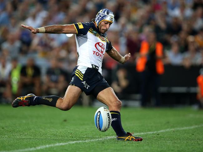 Johnathan Thurston kicks the winning field goal in the 2015 NRL Grand final.