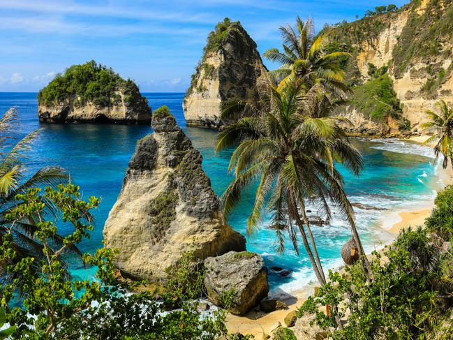 Bali. Beautiful diamond beach. View of nice tropical beach with palms trees. Holiday and vacation concept.  Photo - istock  escape 10 april 2022  savvy