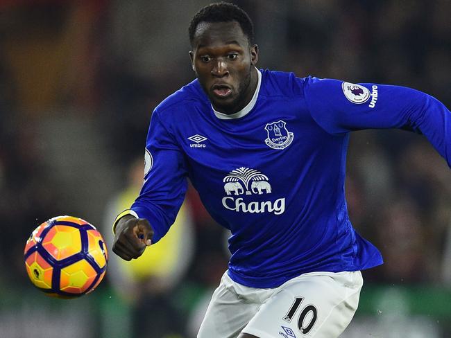 (FILES) This file photo taken on November 27, 2016 shows  Everton's Belgian striker Romelu Lukaku chasing the ball during the English Premier League football match between Southampton and Everton at St Mary's Stadium in Southampton. Everton's Belgian international striker Romelu Lukaku is set to join Manchester United instead of champions Chelsea for a fee of £75 million ($97m, 85.5m euros), according to the British media on July 6, 2017. / AFP PHOTO / Glyn KIRK / RESTRICTED TO EDITORIAL USE. No use with unauthorized audio, video, data, fixture lists, club/league logos or 'live' services. Online in-match use limited to 75 images, no video emulation. No use in betting, games or single club/league/player publications.  /