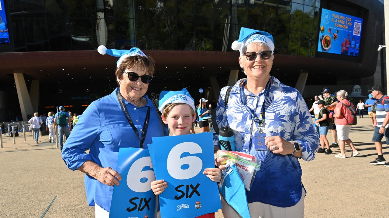 20/12/24. Gallery Big Bash - Adelaide Strikers v Melbourne Stars at Adelaide Oval. Picture: Keryn Stevens