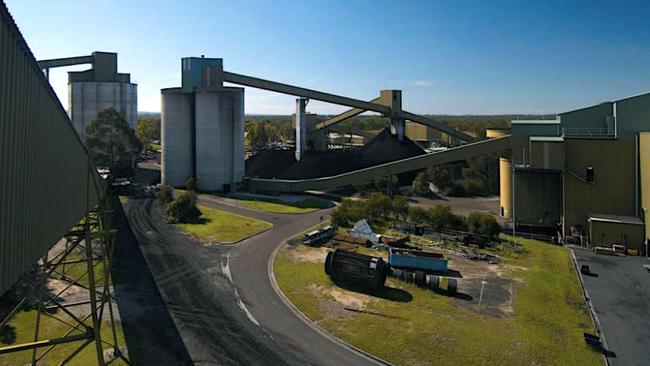 The pair are trapped at Tahmoor mine, in the Macarthur region south-west of Sydney.