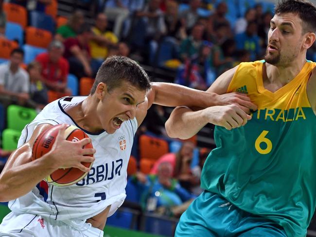 TOPSHOT - Serbia's shooting guard Bogdan Bogdanovic (L) works around Australia's centre Andrew Bogut during a Men's round Group A basketball match between Serbia and Australia at the Carioca Arena 1 in Rio de Janeiro on August 8, 2016 during the Rio 2016 Olympic Games. / AFP PHOTO / Andrej ISAKOVIC