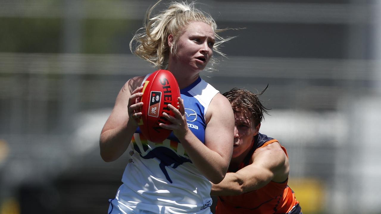 Daria Bannister marks the ball ahead of Pepa Randall. Picture: Getty Images