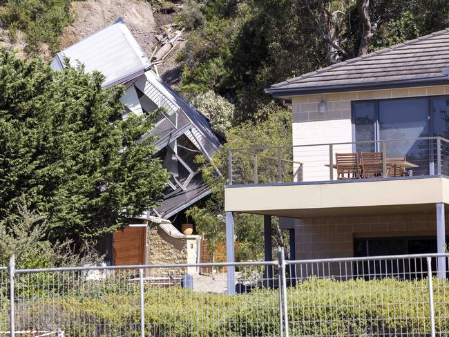 Police cameras being installed on Point Nepean rd in McCrae near this weeks landslide to help police with looters in the area.Picture by Wayne Taylor 24th January 2025