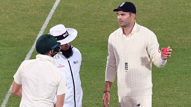 Aleem Dar steps in between Steve Smith and James Anderson.