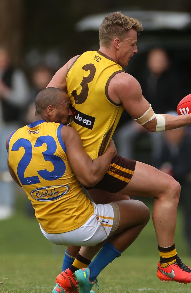 Ziggie Alwan tackles Rowville’s Matt Robinson.