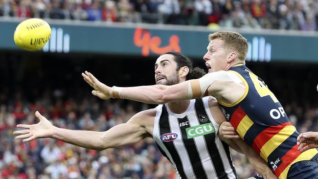 Brodie Grundy competes against Reilly O’Brien in the ruck. Photo: Sarah Reed.