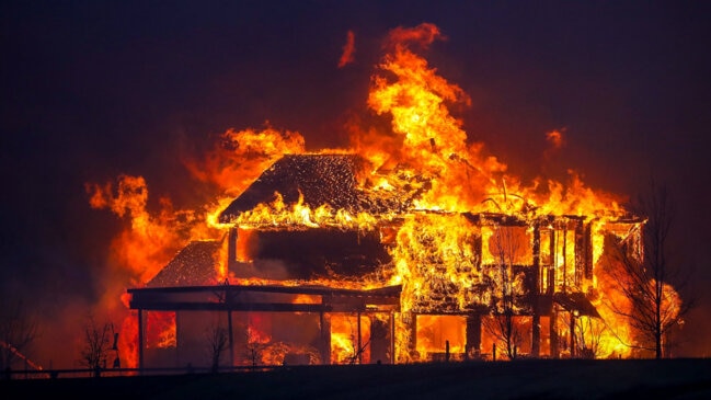 ‘Benar-Benar Menghancurkan’: Kebakaran Hutan Colorado Menghancurkan Ratusan Rumah, Bisnis