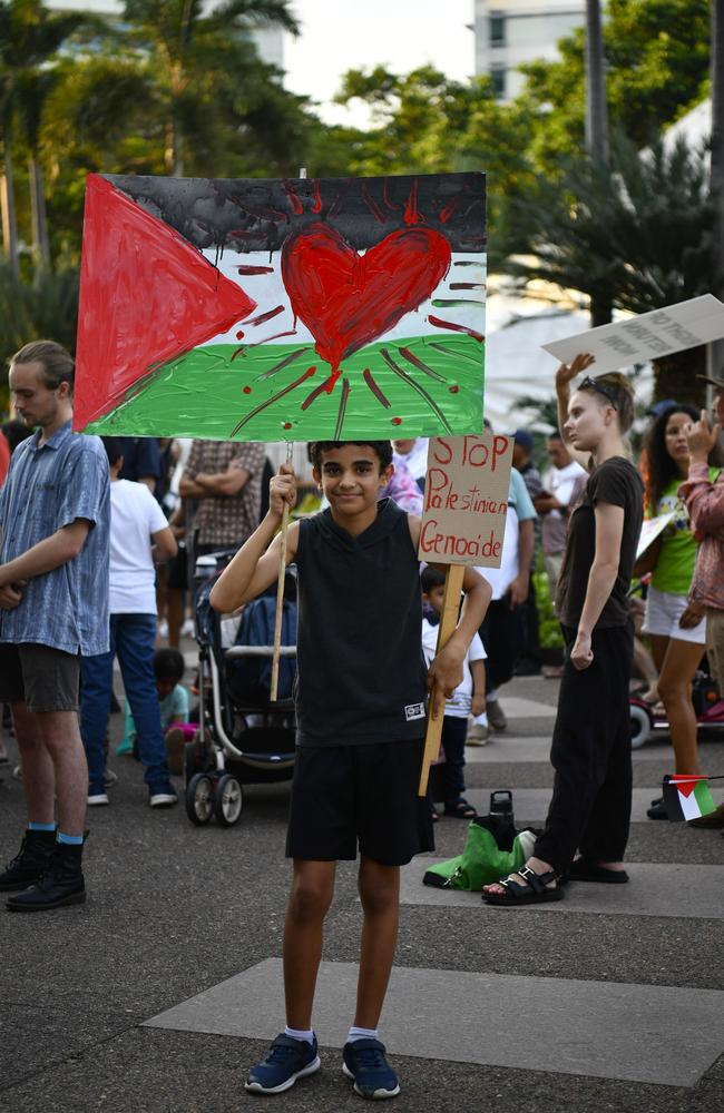 Hundreds of Territorians attended a protest outside of NT parliament on Friday October 27 calling for a ceasefire in the Gaza conflict.