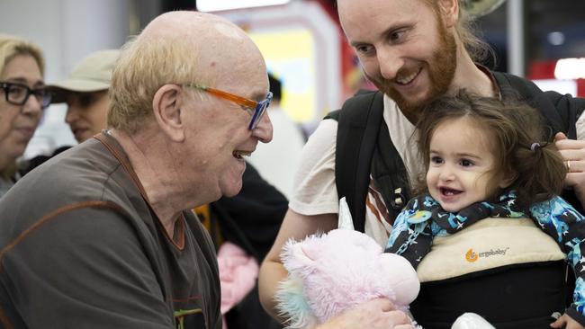 Alan and Judy Landis were reunited with their son Michael, and his wife and young daughter. Picture: NCA NewsWire/ Monique Harmer