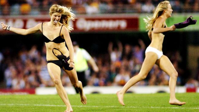 Streakers during round 22 Brisbane Lions v Geelong Cats AFL match at the Gabba, Brisbane, Sept 1, 2007. (AAP Image/Tony Phillips)