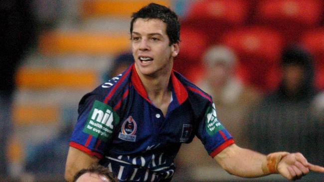 10 Jul 2005: NRL Round 18 Newcastle vs Nth Qld @ EnergyAustralia Stadium - Knights Jarrod Mullen scores the winning try despite Cowboys Paul Bowman efforts. picRobert/McKell sport rugby league action