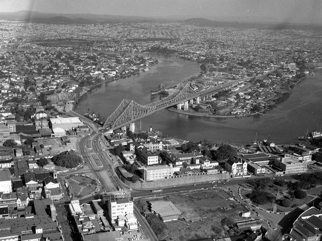 Aerial view of the Story Bridge, New Farm and Kangaroo Point in 1958