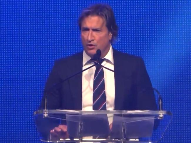 Luke Beveridge addresses the Bulldogs Best and Fairest crowd. Photo: Twitter, @w3ightman.