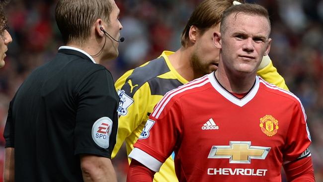 Manchester United's English striker Wayne Rooney (R) reacts after speaking to referee Craig Pawson during the English Premier League football match between Manchester United and Newcastle United at Old Trafford in Manchester, north west England, on August 22, 2015. The game finished 0-0. AFP PHOTO / OLI SCARFF RESTRICTED TO EDITORIAL USE. No use with unauthorized audio, video, data, fixture lists, club/league logos or 'live' services. Online in-match use limited to 75 images, no video emulation. No use in betting, games or single club/league/player publications.