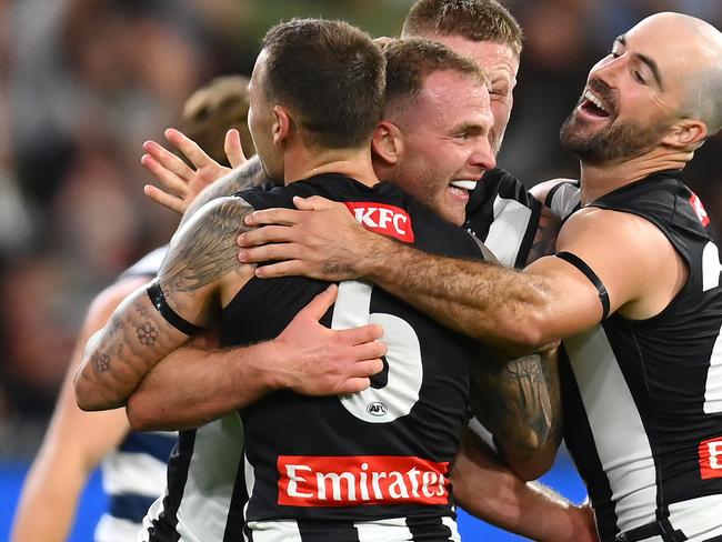 MELBOURNE, AUSTRALIA - MARCH 17: Tom Mitchell of the Magpies is congratulated by team mates after kicking a goal during the round one AFL match between Geelong Cats and Collingwood Magpies at Melbourne Cricket Ground, on March 17, 2023, in Melbourne, Australia. (Photo by Quinn Rooney/Getty Images)