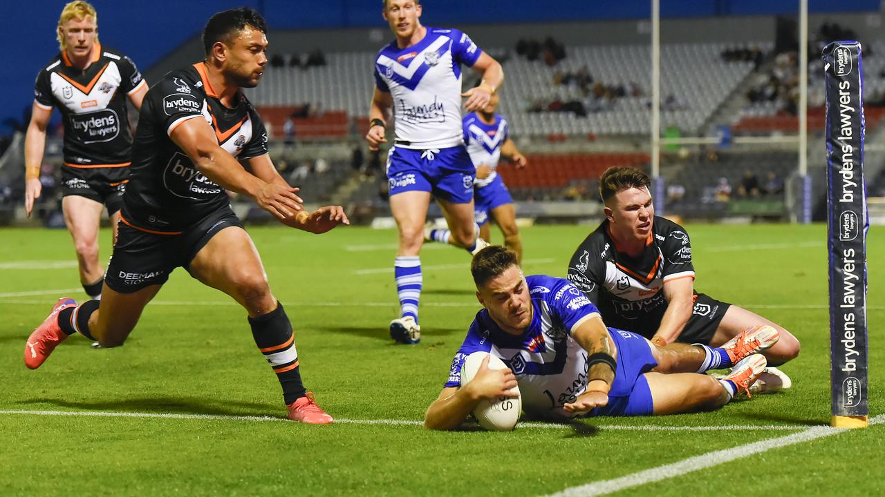 BRISBANE, AUSTRALIA - SEPTEMBER 05: Corey Allan of the Bulldogs scores a try during the round 25 NRL match between the Wests Tigers and the Canterbury Bulldogs at Moreton Daily Stadium, on September 05, 2021, in Brisbane, Australia. (Photo by Albert Perez/Getty Images)