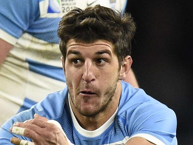 Argentina's scrum half Tomas Cubelli passes the ball during a semi-final match of the 2015 Rugby World Cup between Argentina and Australia at Twickenham Stadium, southwest London, on October 25, 2015. AFP PHOTO / MARTIN BUREAU RESTRICTED TO EDITORIAL USE, NO USE IN LIVE MATCH TRACKING SERVICES, TO BE USED AS NON-SEQUENTIAL STILLS