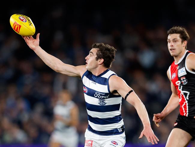 Shaun Mannagh gets away from Jack Steele. Picture: Dylan Burns/AFL Photos