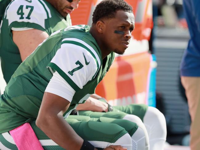 Quarterback Geno Smith #7 of the New York Jets sits on the sidelines after being taken out of the game due to an injury during the second quarter at MetLife Stadium on October 23, 2016 in East Rutherford, New Jersey. New York Jets quarterback Geno Smith suffered a season-ending knee injury in his comeback game against the Baltimore Ravens, multiple US media outlets reported October 24, 2016. Smith, who returned to the Jets line-up on Sunday in his first start since 2014, suffered a torn anterior cruciate ligament after wrenching his right knee in a second-quarter sack. / AFP PHOTO / GETTY IMAGES NORTH AMERICA / Michael Reaves
