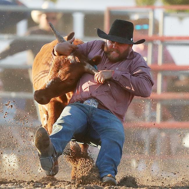 Gavin Walker cam ein 4th in the steer wrestling. Picture: Yuri Kouzmin