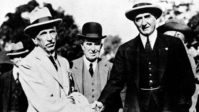 Prime Minister Stanley Bruce (R) shakes hands with former PM Billy Hughes (L) at the unveiling of a NSW war memorial in 1925.