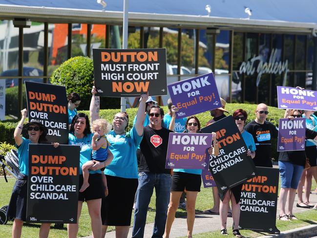A final week move back to Peter Dutton in critical marginal seats will not be enough to prevent Anthony Albanese being returned in a minority. Picture: AAP