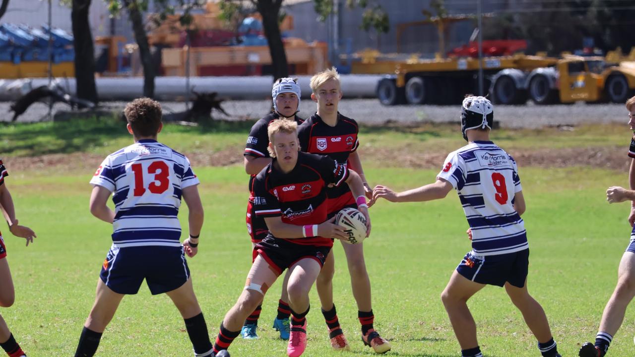 Valleys Al MacLachlan takes on the Brothers defence.