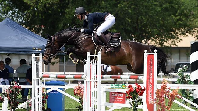 Top Tassie horse riding duo travel 20 hours for show | The Weekly Times