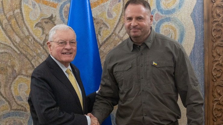 Head of the Office of the President of Ukraine, Andriy Yermak (R) shaking hands with US Special Envoy for Ukraine and Russia, Keith Kellogg (L) during their meeting in Kyiv. (Photo by Handout / UKRAINIAN PRESIDENTIAL PRESS SERVICE / AFP)