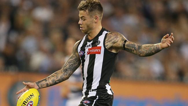 AFL Round 1. 22/03/2019. Collingwood vs Geelong at the MCG.  Jamie Elliott of the Magpies kicks at goal on the run  . Pic: Michael Klein.