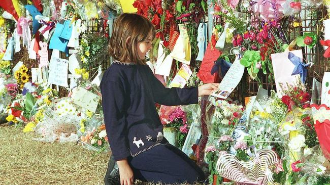 Matilda Lemmon from Mt Archer State School pays her respects to Keyra Steinhardt. Picture: Morning Bulletin archives