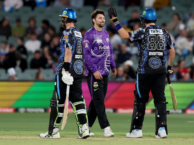 Overton (R) has a chat with Hurricanes star Tim David. Picture: Getty