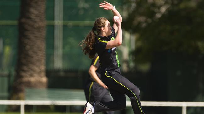 Jasmine Fleming bowling for Box Hill.