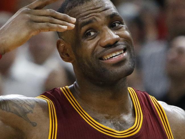 SAN ANTONIO,TX - JANUARY 14: LeBron James #21 of the Cleveland Cavaliers wipes his brow after San Antonio Spurs scored late in second half at AT&T Center on January 14, 2016 in San Antonio, Texas. NOTE TO USER: User expressly acknowledges and agrees that , by downloading and or using this photograph, User is consenting to the terms and conditions of the Getty Images License Agreement. Ronald Cortes/Getty Images/AFP == FOR NEWSPAPERS, INTERNET, TELCOS & TELEVISION USE ONLY ==
