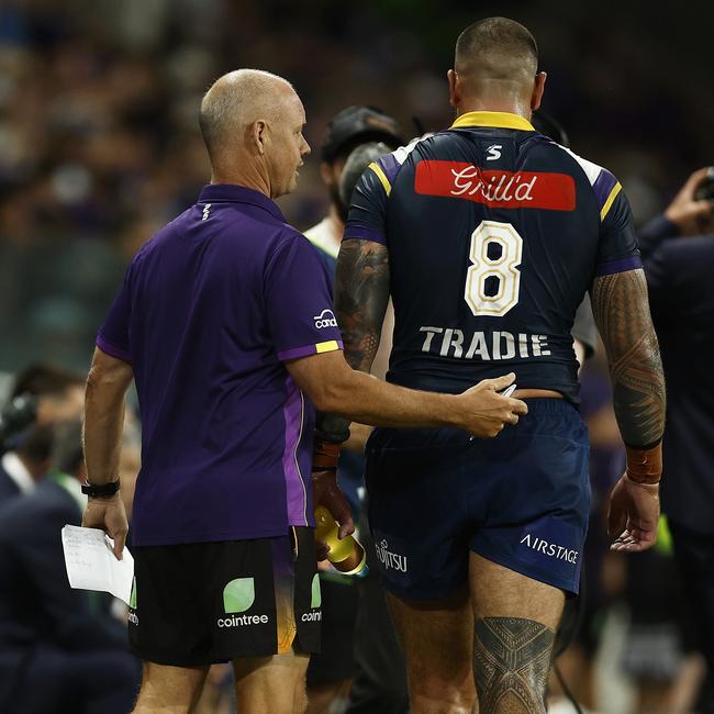 Nelson Asofa-Solomona leaves the field against the Bulldogs. Picture: Daniel Pockett/Getty