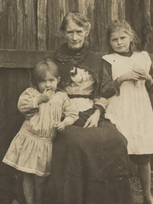 Ellen Kelly with two of her grandchildren in 1911.