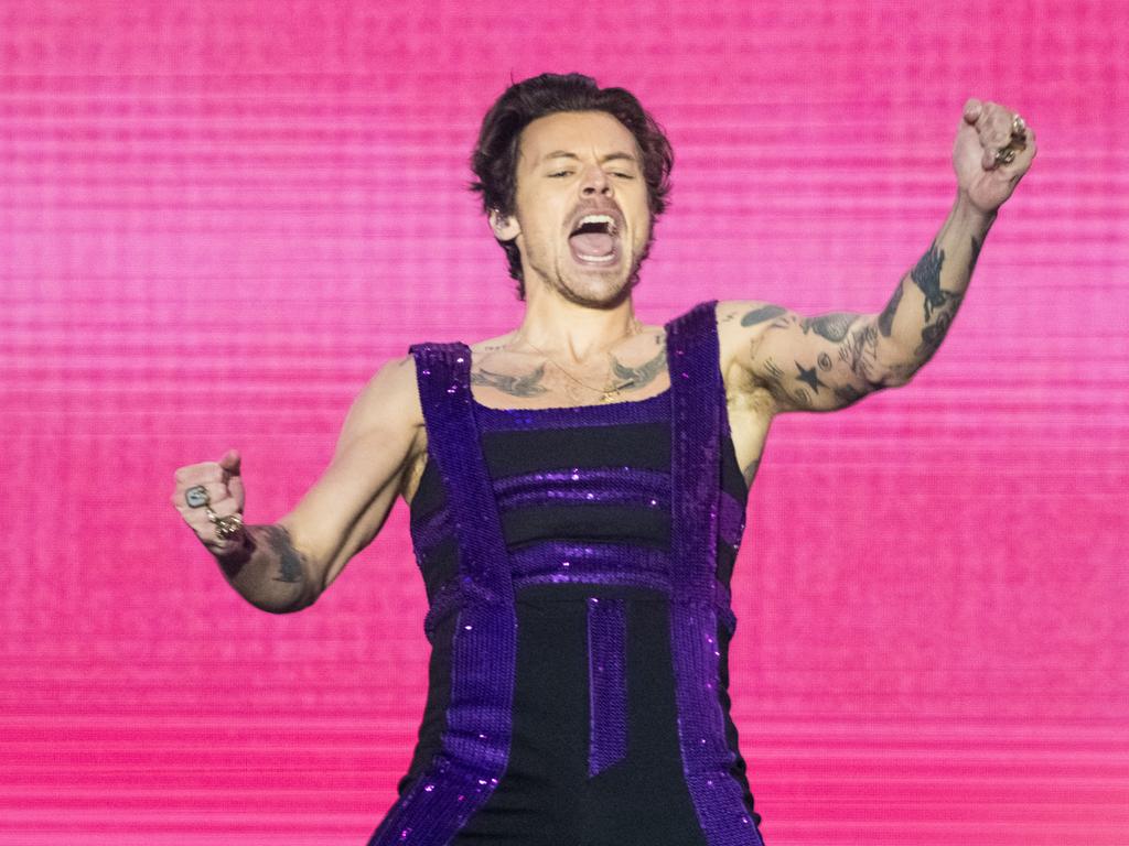 Harry Styles: Video shows moment man falls off balcony at Glasgow ...