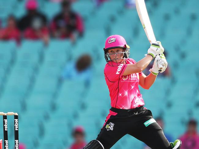 Sixers' Alyssa Healy cuts during WBBL match between the Sydney Sixers v Melbourne Renegades at the SCG. Picture: Phil Hillyard